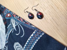 oorbellen in donkerblauw met rood en wit