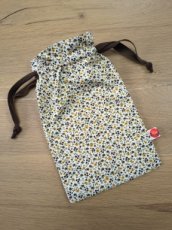 beige met bloemetjes en bruin lint