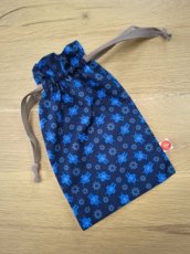 donker blauw met robotjes en bruin lint