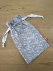 grijs met witte vlekjes en wit lint