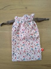 Licht roze met bloemetjes en bruin lint