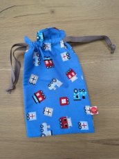 blauw met voertuigjes en bruin lint