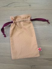 Oranje met patroon en bordeaux lint